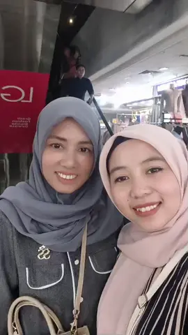 Massyaalllah ketemu kak melda safitri aceh td siang di pasar tanah abg,sehat selalu ya kk Karana kakak orang nya ramah banget dan gak sombong walaupun kakak lh viral🥰mudah2an kedepan nya lebih sukses lah ya kk❤️  @Safitri Alshop Aceh @melda Safitri official @Melda Safitri aceh  Izin tag ya kk melda🙏 Mudah2an kak melda mmpir di akun aku ya🙏❤️