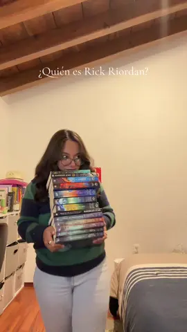 Empecemos por decir: Percy Jackson. Hoy haré un video de por qué existen tantas formas de leer el Riordanverse y cuál recomiendo! PS: me faltan como 20 libros más de Riordan en físico😭 #BookTok #riordanverse #rickriordan #percyjackson 
