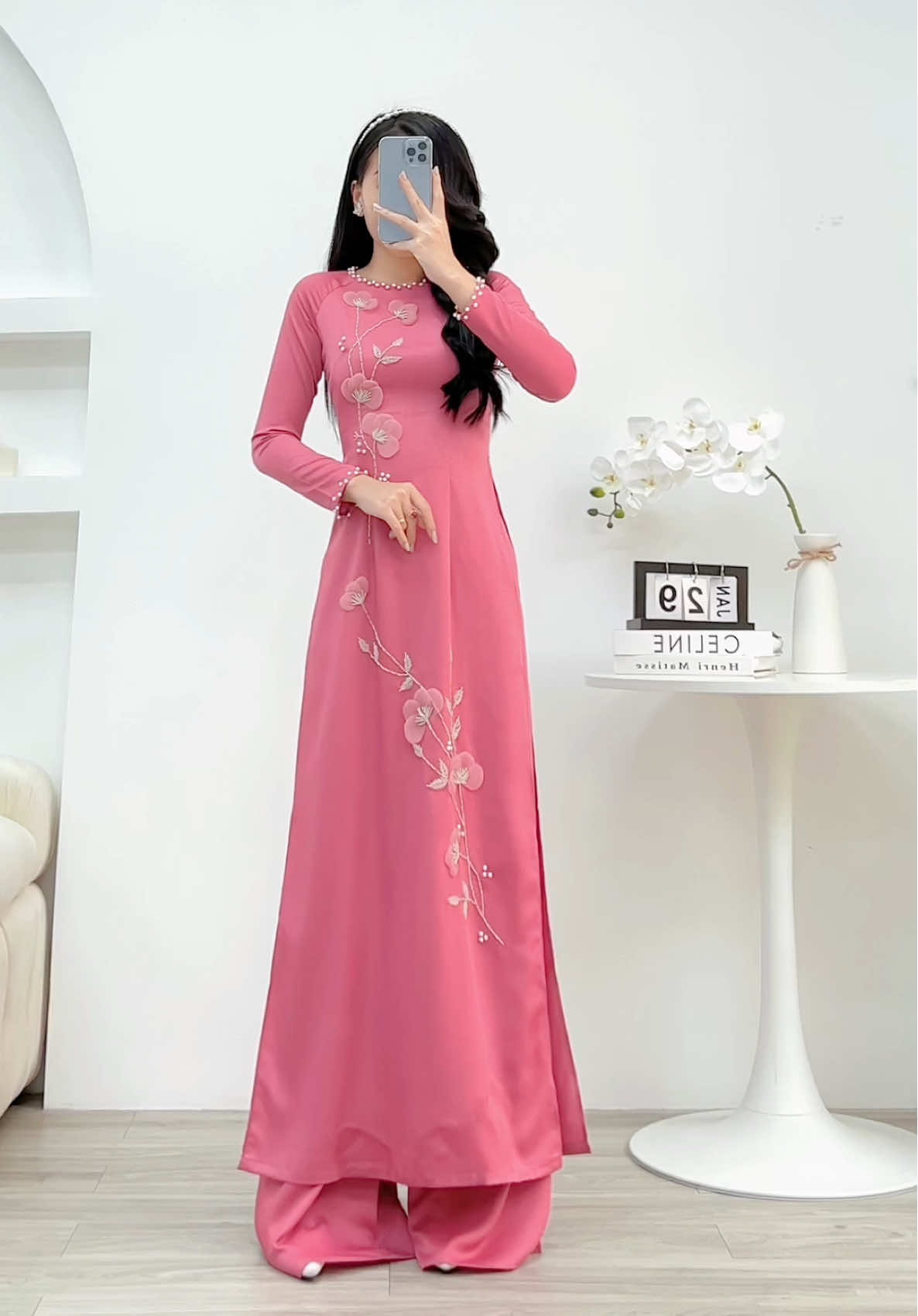 Tông màu hồng đỗ kết hoa nổi cực cầu kì luôn ạ, cắt đốt tỉ mỉ từng cánh hoa rồi đính kết tới cả tuần mới xong được 1 bộ áo dài luôn ạ 😍 #aodaithietke #20thang11 #20thang10 #8thang3 #aodaitet 