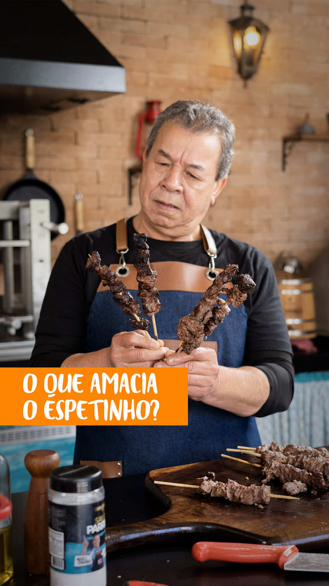 Muitas vezes você acaba comprando uma carne para fazer espetinho e ela vem meio dura, rígida. O que fazer? Utiliza amaciante de carne. Mas muita gente não gosta de utilizar aqueles químicos. O que fazer então? Faça essa técnica com abacaxi para que seus espetinhos fiquem macios!! INGREDIENTES  - 1kg de acém - 2 dentes de alho - 100ml de água - 1/4 de rodela de abacaxi - 20g de sal - Pimenta do reino - Pitada de chimichurri - Vinagre - Palitos #churrasco #churrasqueadas 