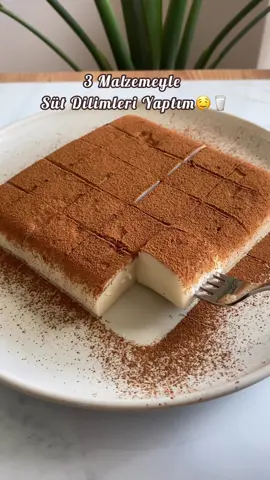 3 Malzemeyle 5Gün 5Tarif💭 3.GÜN✔️🥳 🥛2.5 bardak süt 🍚3 kaşık un (1 nişasta 2 un da olur) 🥄4 kaşık şeker İsterseniz içerisine bir paket vanilin de ekleyebilirsiniz💗 Karıştırarak kaynayıncaya kadar pişirin. Kabınızı sudan geçirip muhallebiyi aktarın. Dolapta soğutun, tamamen soğusun🌸 daha sonra ters çevirip kaptan çıkarın dilimlere ayırın🌸 Serinin devamında benimle olabilmek için takip etmeyi unutma💗 