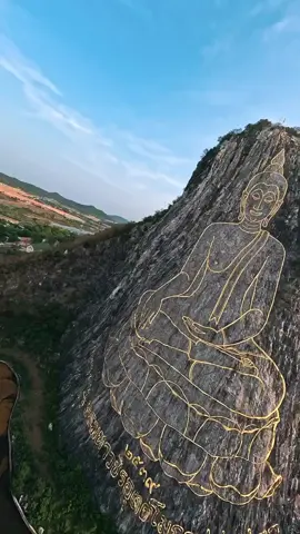 🌟 Núi Phật Vàng (Khao Chi Chan) - Biểu Tượng Của Pattaya Núi Phật Vàng là một kỳ quan không thể bỏ qua khi ghé thăm Pattaya. Với vách núi đá vôi xanh tốt và hình ảnh Đức Phật khổng lồ cao 130m được khắc bằng laser, Khao Chi Chan là điểm tham quan tâm linh nổi tiếng và trang nghiêm. Được tạo tác để kỷ niệm 50 năm ngày Vua Rama IX đăng quang, nơi đây không chỉ là dấu tích lịch sử mà còn là địa điểm lý tưởng để tìm kiếm sự thanh bình và thiền định. Nếu có cơ hội đến với Pattaya, bạn hãy ghé thăm Khao Chi Chan để chiêm ngưỡng ánh sáng diệu kỳ này nhé! 📍 Địa chỉ: Chom Thian Sattahip district, Pattaya, Thái Lan ⏰ Thời gian mở cửa: 10:00 - 20:00 (mỗi ngày)  Video: sam_bocker  #TATHochiminh #AmazingThailand #KhaoChiChan #Pattaya