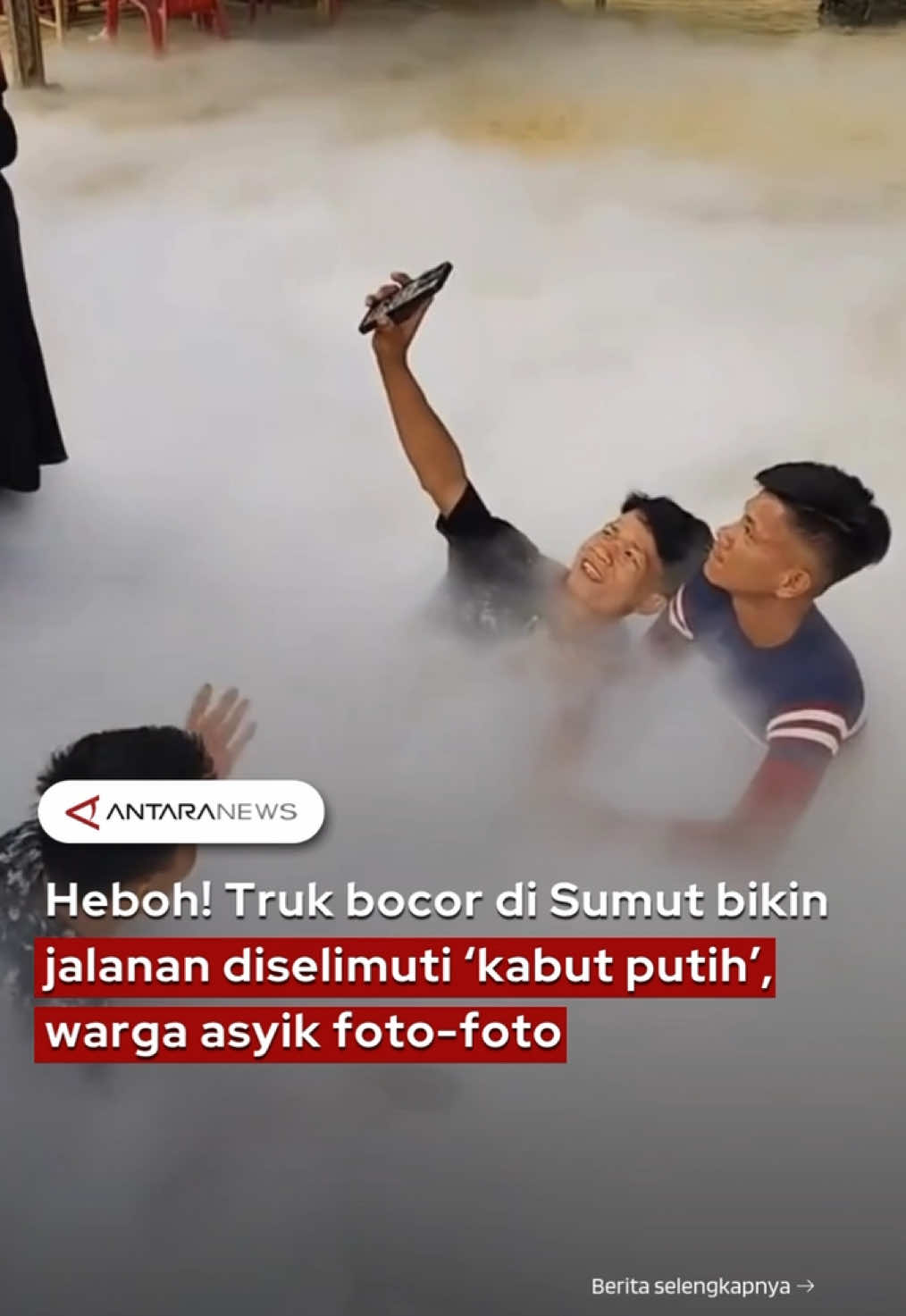 Suasana di Jalan Lintas Cikampak, Sumatera Utara, mendadak heboh saat sebuah truk pengangkut oksigen cair mengalami kebocoran, Kamis (30/10). Asap putih tebal menyerupai kabut keluar dari truk tersebut dan langsung menarik perhatian warga sekitar. Beberapa orang bahkan tampak asyik merekam dan berfoto di tengah kepulan asap itu. Di bagian belakang truk tertulis, “Jangan panik bila keluar asap, itu oksigen,” namun kejadian ini tetap membuat warganet khawatir setelah videonya viral di media sosial. Kebocoran seperti ini bisa menimbulkan efek “asap dingin” seperti kabut, tapi tetap berisiko jika didekati. Insiden ini jadi pengingat penting agar masyarakat tidak bermain-main di sekitar bahan kimia bertekanan tinggi dan segera menjauh bila terjadi kebocoran. #KabutPutih #Oksigen #Bahaya #Sumut #Truk