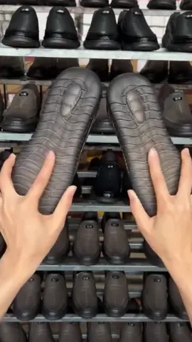 Giày lười nam da nhập khẩu,hàng thiết kế thời trang,Mặt Đế làm bằng cao su non bền bỉ.Chỉ bò khâu Đế chắc chắn #giay #giaydep #giayda #giayluoi #giayluoinamcaocap 