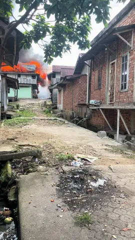 Kebakaran di 16  Jambi tgl 31 Oktober 2025. Kebakaran merembet #pyp#