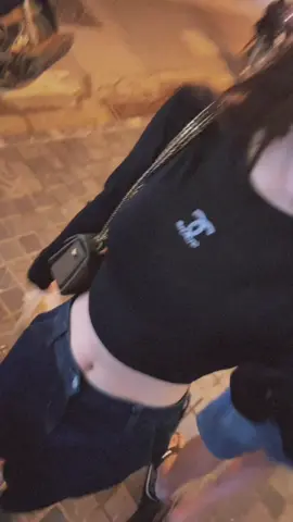 Có lẽ đến một độ tuổi nào đấy, chúng ta sẽ thôi mong chờ một cái kết đẹp, mà chỉ mong bản thân đủ vững vàng để đi qua những ngày chênh vênh. Một đời rực rỡ thì tốt, bình thường cũng chẳng sao, đừng chèn ép bản thân quá, cũng chỉ là một đời thôi mà. Hãy tin vào cảm giác của chính mình, vì lần nào bản thân cảm thấy bất an điều đó luôn thành sự thật. Có một kiểu trưởng thành rất đẹp. Là khi bản thân biết dịu dàng với người khác, mà cũng không quên dịu dàng với chính mình. Ngàn vạn lần, mong em đừng khóc trước sự lựa chọn của mình. Hãy trở lại là chính em sau những ngày tháng lạc lối. Vốn dĩ, trong cuộc sống này, quả thực có mưa, có gió, nhưng em cũng đừng quên rằng còn có những ngày nắng ngập tràn. Nguyện cho em mỗi ngày đều giản đơn, ngẩng đầu nhìn lên đều là dịu dàng, ấm áp...