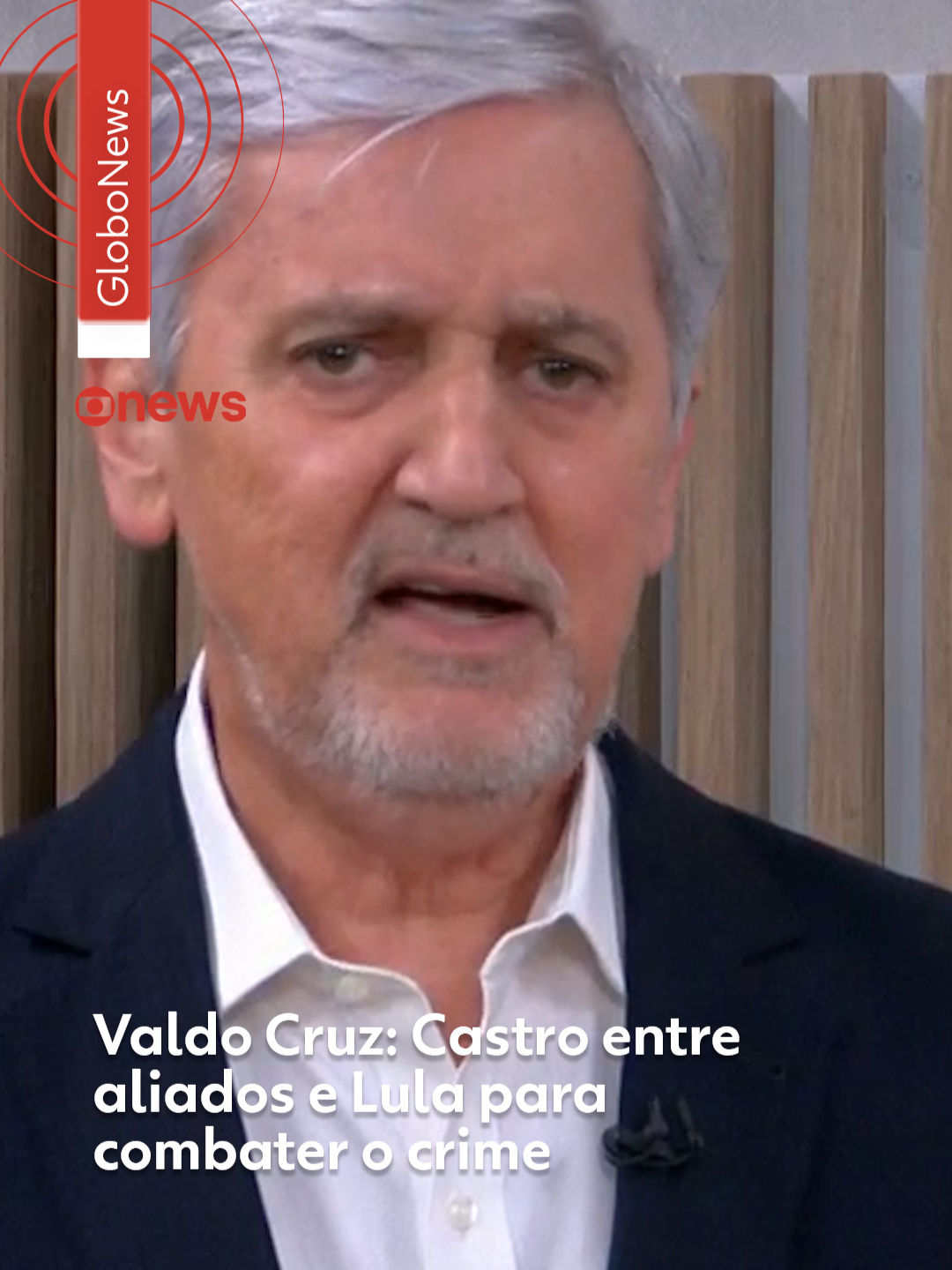 Blog do Valdo Cruz - O governador do Rio, Cláudio Castro, passou os dois últimos dias dividindo sua atenção entre o governo Lula e seus aliados da direita. Se, na quarta-feira (29), anunciou a criação de um escritório emergencial de combate ao crime organizado ao lado do ministro da Justiça, Ricardo Lewandowski, nesta quinta-feira (31) lançou com seus colegas governadores de direita o consórcio da paz. Talvez ele saia no lucro, tendo a cooperação do governo federal e contando com o apoio da turma da direita. Difícil imaginar, porém, ser possível fazer um combate efetivo ao crime organizado sem a estrutura do governo federal: Polícia Federal, Receita Federal, Conselho de Controle de Atividades Financeiras (Coaf) e Banco Central. Esses são órgãos vitais para fazer o combate mais eficaz a organizações criminosas, asfixiando financeiramente a cúpula do crime. Nesta quinta-feira (30), no Rio, prevaleceu mais a política do que o combate efetivo ao crime. O governador de Goiás, Ronaldo Caiado, foi o que mais verbalizou essa disputa política, pré-candidato à Presidência da República que é. O goiano vislumbra no tema da segurança pública a chance de fazer sua candidatura vingar diante dos bons números na área em seu Estado. O tom foi de ataque ao governo federal. Com certeza, a população prefere a união dos dois lados. Tecnicamente, não faz sentido dividir. Subir as comunidades e retomar territórios hoje comandados pelo crime é essencial, mas sem um trabalho efetivo de minar o poderio financeiro do crime organizado é como enxugar gelo. Clique em 'leia o artigo' para ler a reportagem completa. #política #g1política #valdocruz #g1 #tiktoknotícias