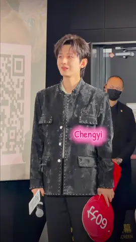 Ước được làm người quen của Thành Nghị, để mỗi lần ảnh gặp mình ảnh cũng sẽ có biểu cảm như này…. dễ thương quá 🥹 ___________ #thanhnghi #thiendiakiemtam #chengyi成毅 #fybシviral #xuhuong 