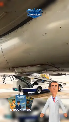 Większość ludzi nigdy tego nie zobaczy — tej małej śmigiełkowatej turbiny wysuwającej się spod samolotu. Ale jeśli kiedykolwiek ją zobaczysz… módl się. To znak, że dzieje się coś bardzo poważnego. Nazywa się RAT — Ram Air Turbine (turbina powietrzna napędzana przepływem powietrza). Zazwyczaj samolot czerpie energię z silników. Jeśli oba silniki zawiodą, kokpit natychmiast pogrąża się w ciemności — nie działają światła, przyrządy ani sterowanie. Wtedy właśnie ten mały wiatraczek automatycznie się wysuwa i wystaje w strumień powietrza. Pęd powietrza obraca go z ogromną prędkością, jak wiatraczek podczas burzy. To w zasadzie mini-generator, który dostarcza wystarczająco dużo prądu i ciśnienia hydraulicznego, by przywrócić działanie kokpitu, skrzydeł, a nawet podwozia. RAT zazwyczaj zamontowany jest pod kadłubem, skrzydłem lub czasem nawet na nosie samolotu. Większość ma od dwóch do czterech łopatek o dużym skręcie, co zwiększa ich wydajność. W 2001 roku podczas lotu transatlantyckiego skończyło się paliwo — i tylko dzięki RAT samolot zdołał bezpiecznie wylądować awaryjnie. Mała turbinka, a potrafi uratować setki istnień. Mniejsza niż talerz, a ratuje życie. Oczywiście, jeśli jesteś pasażerem, raczej jej nie zobaczysz, więc nie panikuj. Obserwuj mnie po więcej ciekawostek o samolotach. #samoloty #aviation #lotnictwo #viral #dc 