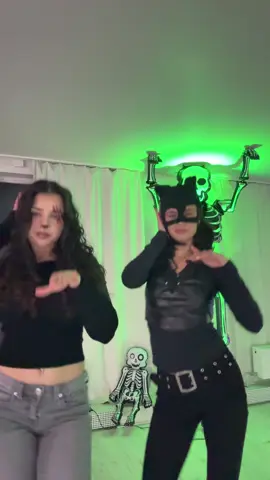 w/@miirelaisdancing this was just an excuse for us to touch each other… (dc:?) #fyp #halloween2025 #dancetrend2025 #trendingdance #duodance 