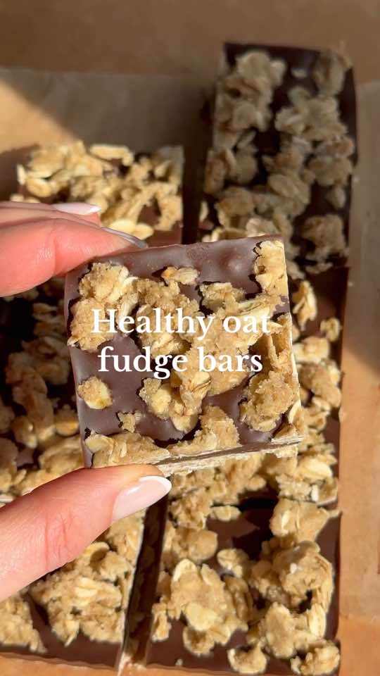 Oat Fudge Bars!  These barely made it a day in my kitchen before they were all devoured. They're oaty, fudgy and make the perfect little sweet treat or snack! Plus they're a no bake recipe which is always a win! Full recipe is below!  OAT FUDGE BARS Ingredients:  3/4 cup oats 1/2 cup oat flour 1/4 tsp salt 3 tbsp maple syrup 1/3 cup refined coco oil  1/4 cup melted chocolate 1/4 cup cashew butter How to:  Mix together the oats, oat flour, salt, maple syrup and coconut oil in a bowl until it forms a dough. If your dough is too dry, add a little more maple syrup and coconut oil. Line a loaf pan with parchment paper and add 2/3 of the oat mixture to the pan pressing down. Mix together the melted chocolate and cashew butter. Pour into the pan and spread evenly. Crumble the remaining oat mixture on top of the bars. Place the bars in the fridge to set for at least 2 hours. Store in the fridge for up to 2 weeks.  #oatmealbars #healthydessert #healthysnack