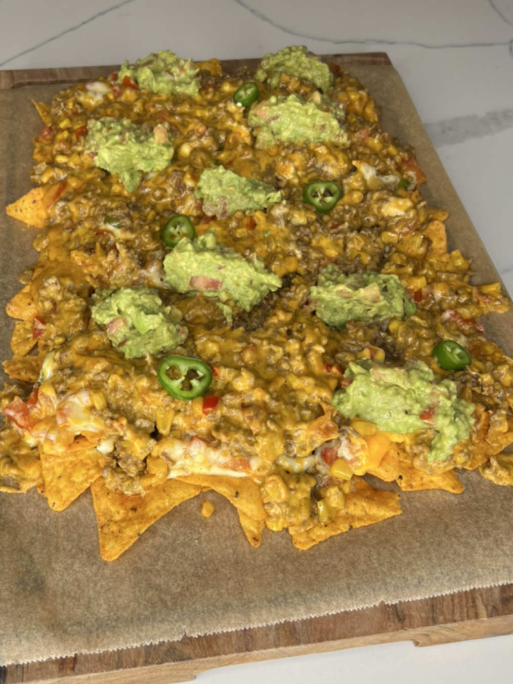 Nachos 🌮🌶️ Recpet finns längre ner⤵️ طريقة التحضير: نقلي لحم مفروم مع توابل تاكوس (اذا مو متوفر ملح، فلفل، فليفلة حمرا، كزبرة ناشفة)، شيلي احمر، ذرة لحتى يستوو التطبيق: بصينية فرن نضع علبة جبن شيدار كبيرة، لحم مفروم، بندورة مقطعة ناعمة، جبن مبروش ( اي نوع متوفر جبن اصفر، قشقوان او موزازيلا)، شيلي اخضر او احمر على الوجه  نضعها بلفرن على حرارة متوسطة لحتى تذوب الجبن بعدها نضعها فوق الشيبس  اللي يرغب يحط صلصة جواكمولي (افوكادو، بندورة، ملح، فلفل اسود، شيلي، زيت) Tillagning: Stek köttfärs tillsammans med tacokrydda. Tillsätt röd chili och majs, och låt allt stekas. Montering: I en ugnsform lägger du: * 1 eller 2 burk cheddarost * Den stekta köttfärsen * Finhackad tomat * Riven ost * Några skivor grön eller röd chili ovanpå Grädda i ugnen på medelvärme tills osten smälter, och häll sedan blandningen över chipsen. Servera gärna med guacamole (avokado, tomat, salt, svartpeppar, chiliflakes och lite olja.  #nachos #nacho #guacamole #ناتشو #ناتشوز 