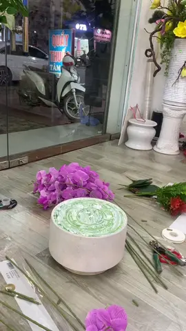 5 năm trước bắt đầu vập vào hoa lụa, lúc nào cũng nghĩ hàng đắt nhất mới là là hàng đẹp, các hàng l2,l3 xấu mù chả thèm nhập. Rồi 5 năm trôi qua vẫn ôm theo suy nghĩ đó và nghĩ là đúng cho đến ngày hôm nay. Hôm nay có một chị khách gửi hoa đến thuê mình cắm, lúc mới nhận hoa trong lòng nghĩ  hàng l3 này thì bán 50🐠 chứ mấy xấu mù à. Chắc chị nghĩ chị mua được hời lắm vì so với quán mình thì bán tận 8-90 🐠/ cành cơ mà. Không biết chị đấy có biết đã mua vào hàng l3 không nhỉ, hàng nhà mình xịn lấy đâu ra cửa mà so. Rồi sau đó mình có nhắn tin hỏi chị hoá ra chị ấy biết đó không phải là loại đẹp nhất nhưng nó phù hợp với kinh tế của chị. Nghe xong câu nói ấy mình chợt bần thần và suy nghĩ rất lâu rồi mình nhận ra hình như mình sai rồi, vẻ đẹp thì có muôn kiểu và tùy vào mỗi hoàn cảnh, mỗi cá nhân mà vẻ đẹp nó lại khác nhau. Tuy có thể chị không mua được hàng chất liệu đẹp nhất nhưng trong mắt chị thì loại hoa chị mua đã là đẹp nhất rồi- vẻ đẹp của sự phù hợp. Với những người  có thể bình hoa cả chục,cả trăm triệu mới đẹp. Nhưng đâu đó vẫn có những người chỉ cần 500-600 đã là đẹp. Không phải đắt nhất là đẹp nhất nhưng là phù hợp nhất mới là điều tuyệt nhất.  Khi gửi ảnh bình hoa cắm xong cho chị, chị đã rất vui, khen đẹp và cảm ơn khiến mình cũng thấy vui lây.  Cảm ơn chị đã khiến em nhận ra ngoài vẻ đẹp tính theo giá trị đồng tiền thì trên đời này còn rất nhiều vẻ đẹp khác mà ta không thể chỉ nhìn bằng mắt thường! #hoaluagianhi 