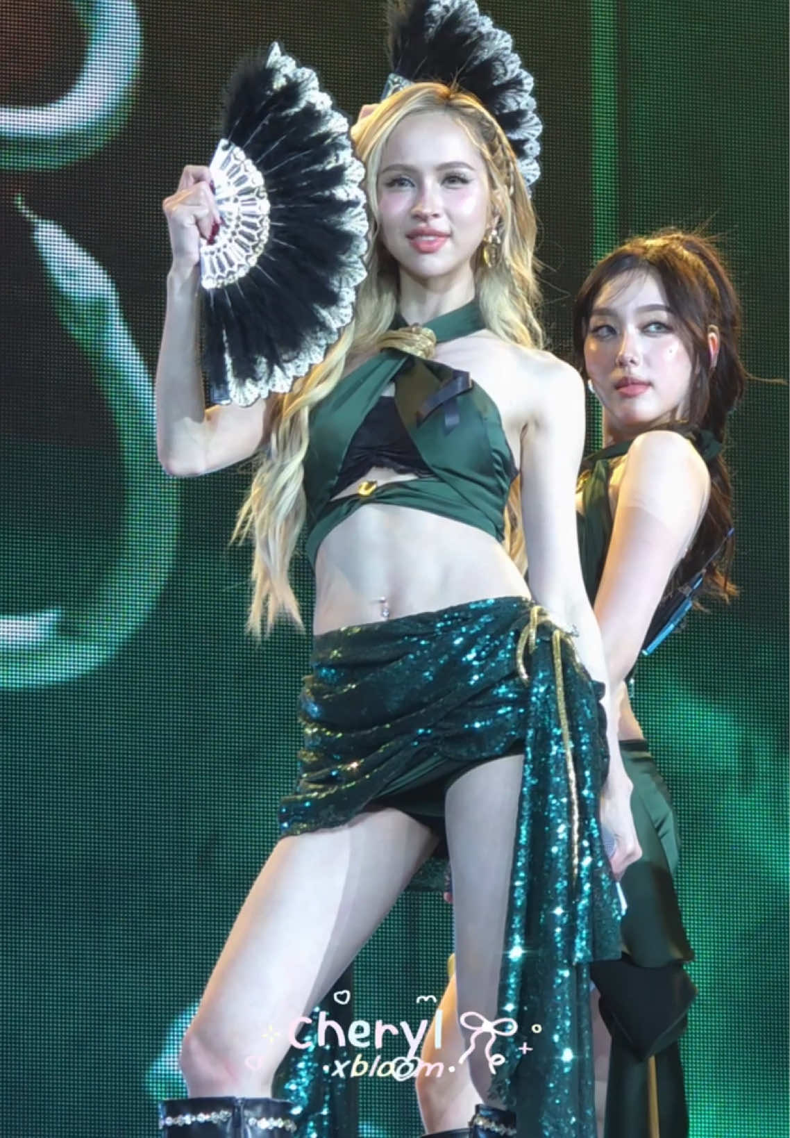 too hot to handle ❤️‍🔥🪭 @Hannah Rosenbloom  #EnchantedFestx4EVE #EnchantedFest2025 #4EVE  #Hannah4EVE 