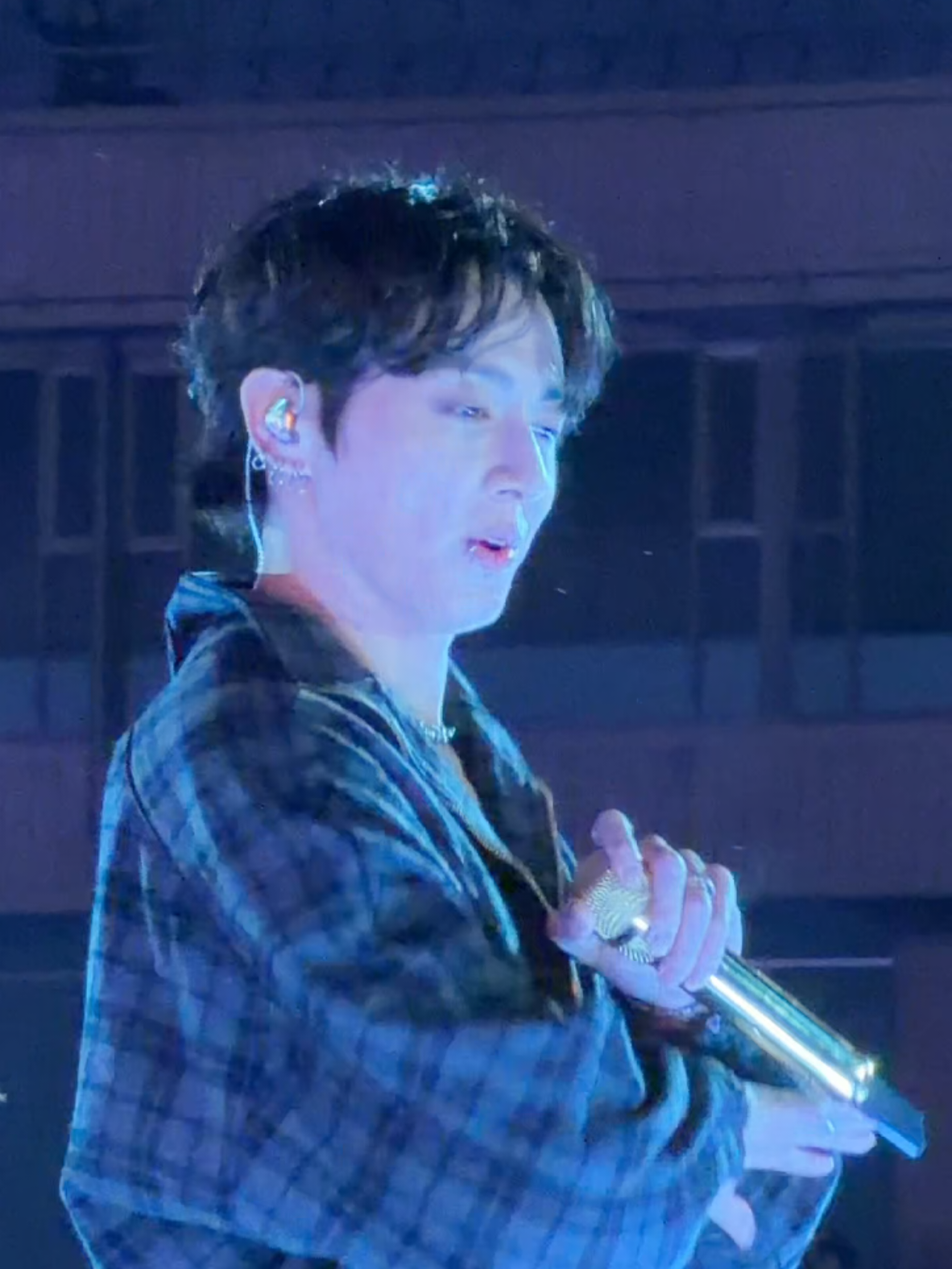 the army shouted :p #idolbts #hopejinkook #runjin_eptour #jinconcert #jungkook 