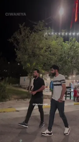 شەرت نیە ئەوەی شعری ئاشقانە بنوسێ ئاشق بێ کتێبی ئازادیش لەزیندان نوسراوە🖤“