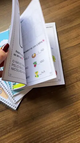📚✨ Alfabetização e aprendizagem prática, organizada e com resultado real! Este kit com 5 apostilas físicas foi desenvolvido para apoiar crianças no início da leitura e escrita, com atividades progressivas e atrativas — sem excesso de estímulos. ✅ Conhecendo as Vogais Apresenta as vogais e trabalha o som de cada letra, favorecendo a consciência fonológica desde o início. ✅ Conhecendo as Consoantes Apresenta cada consoante, também com foco em som, reconhecimento visual e associação. ✅ Alfabeto Pontilhado Apoia o treino da coordenação motora fina, construção do traçado e fixação das letras. ✅ Números Pontilhados Trabalha o reconhecimento e construção do traçado dos números de 1 a 10, estimulando lógica e organização espacial. ✅ Aprenda as Cores Auxilia na identificação e diferenciação das cores principais e secundárias, aprimorando percepção visual e vocabulário. 💡 Diferenciais que fazem diferença no dia a dia: ▪ Acabamento em espiral (melhor manuseio) ▪ Papel premium 90g (aceita canetinha, cola e tinta sem danificar) ▪ Design limpo e funcional — foco total na aprendizagem Indicado para crianças em alfabetização, estudantes com dificuldades de aprendizagem, Autismo, TDA/TDAH. 🌱 Aprender pode — e deve — ser leve, acessível e organizado. 🚚 Envio rápido • Excelente custo-benefício • Ideal para casa, clínicas e escolas. #AlfabetizaçãoInfantil #Neuroaprendizagem #ConsciênciaFonêmica #PsicomotricidadeFina #MateriaisPedagógicos 