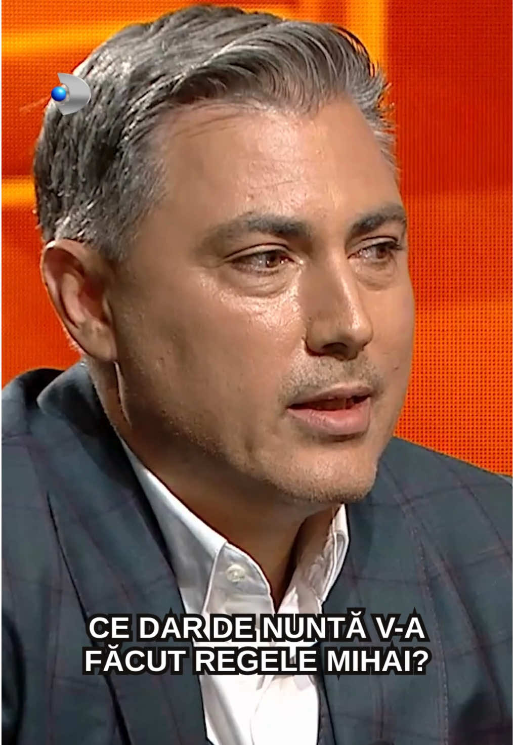 Ce dar de nuntă v-a făcut Regele Mihai? În 2010, după un an de colaborare, Alexandru Ciucu a devenit furnizor oficial de costume al Casei Regale a României. În prezent, el menționează că există aproximativ 150 de furnizori, numărul acestora crescând de-a lungul timpului, iar el se află pe poziția a noua. Crearea ținutelor pentru Regele Mihai a reprezentat pentru Ciucu cea mai profundă și emoționantă experiență profesională. A avut o relație deosebită cu Majestatea Sa — nu doar că i-a realizat mai multe costume, ci i-a oferit și cadouri atent alese, fiind alături de el inclusiv la discursul susținut în Parlament cu ocazia împlinirii vârstei de 90 de ani. Tot în 2010, presa relata că Regele Mihai a fost invitat la nunta lui Alexandru Ciucu cu Alina Sorescu. #kanaldromania #40deintrebari #deniserifai #alexandruciucu 