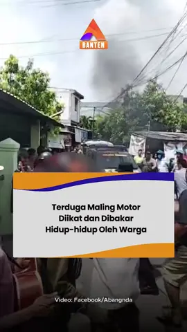 Seorang pria yang diduga pencuri motor dibakar hidup-hidup oleh warga di Surabaya, Jawa Timur, Kamis (30/10/2025). Peristiwa berawal saat warga bernama Dian mendengar motor yang ia parkirkan tiba-tiba menyala. Dian pun berlari dan mendapatkan 2 orang pria hendak membawa kabur motornya. Ia pun berteriak dan membuat pelaku langsung kabur. Di hari yang sama, warga berhasil menangkap salah satu pelaku dan mengikatnya di tiang listrik. Pelaku kemudian disirami dengan cairan yang diduga BBM. Polisi pun datang usai menerima laporan dari warga untuk mengamankan pelaku. Namun tiba-tiba seorang warga menyulut korek api dan menyambar pelaku. Petugas kepolisian berhasil memadamkan api dari tubuh pelaku dan membawanya ke RS Bhayangkara. 🎥: Facebook/Abangnda. #viral #curanmor #pelaku #surabaya #akuratbanten 