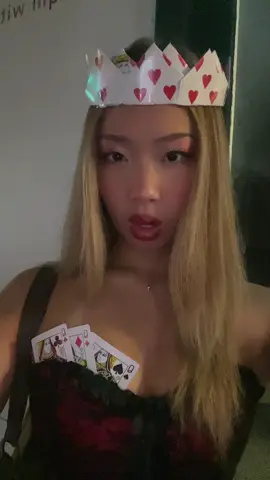 #queenofhearts #aliceinwonderland #halloweencostume #halloween #fitcheck 