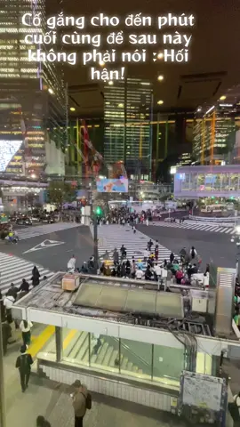 Trong bức tranh không có chúng ta nhưng lại có chúng ta!Anh hỏi e rằng : tại sao lại phải cố chấp một đoạn đường ngắn để lg ? Chẳng để lg! …Câu trả lời đó hãy để thời gian thay em tl anh nhé! 