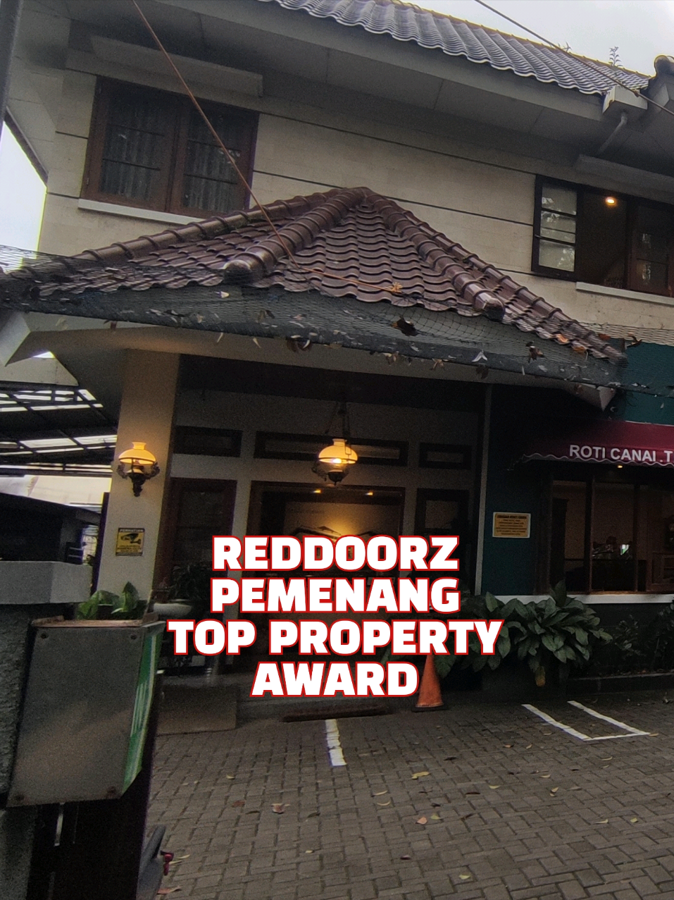 @reddoorzid Kalo Mau Nginep di RedDoorz , pilih yang udah menang Top Property Award kayak Red Doorz Near Simpang Dago 2 ! Terjamin Kualitas dan Pelayanannya Juara ! Mulai dari 190 Ribuan aja, Download Aplikasi RedDoorz dan Pake Kode Promo YUKNGINEP Biar Makin Hemat ! #RedDoorz  #RedDoorzID #RedTravelers #Hotelbandung #BukaSemuaPintu