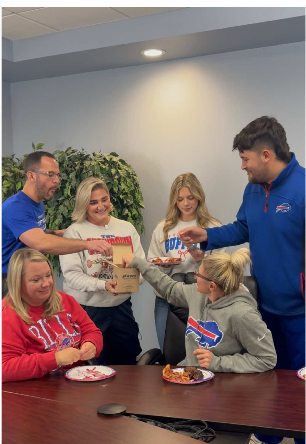 Safetec crew getting ready for the Bills vs Chiefs matchup on Sunday 😤 @lanovaofficial @Buffalo Bills  #napkin #buffalo #buffalobills #fyp #pizza 