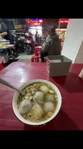 Lạnh lạnh : Sủi dìn 165 cầu đất , quán siu đông khách , nên là ăn được thì cũng phải đợi một lúc , sủi dìn ăn bình thường  , rcm cho mọi người món chè vừng , ăn với quẩy bon mồm phết , của mình : 1 sủi dìn , 1 chè vừng , 1 bát quẩy gọi thêm là 45 cành , quán bán từ 3-4 giờ chiều đến 12 giờ đêm , trời lạnh chưa ăn mà đã thấy ấm : sủi dìn 7/10 , chè vừng 9/10 #haiphong 