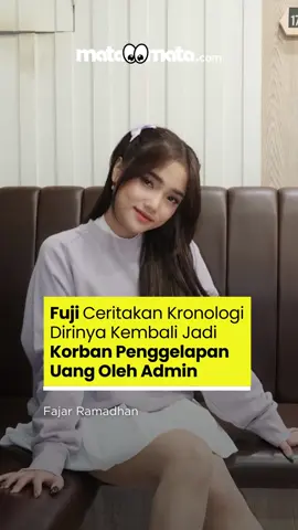 Fujianti Utami alias Fuji diduga kembali menjadi korban penggelapan dana, yang kali ini dilakukan oleh sang admin. Sebab hal itu Fuji datang membuat laporan ke Polres Jakarta Selatan, Jumat (31/10/2025). Dalam ceritanya kronologi diketahui kasus penggelapan dana ini saat Fuji bertanya mengenai pemasukan endorsement-nya. Namun, rupanya saat ditanya karyawannya itu tampak gugup. Sampai Fuji akhirnya meminta laporan penuh terkait pemasukan tersebut, baru diketahui adanya penggelapan dana. Bukan cuma itu, berdasarkan keterangan Fuji kemungkinan penggelapan dana ini terjadi sekitar 2 tahun lalu setelah beberapa bulan adminnya itu bekerja. “Dari lama kali ya, dia baru kerja tiga bulan, tapi awalnya sedikit-sedikit lama-lama jadi nekat,” ungkap Fuji. #Fuji #PenggelapanDana #Admin #Viral #Selebriti