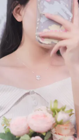 Dây chuyền D0325 kết hợp cỏ bốn lá may mắn và đá giọt nước, mang thông điệp yêu thương và bình an. Món quà gửi gắm lời chúc tốt lành 🍀 #daychuyenbactlee #lactaybactlee #khuyentaibactlee #trangsuc #tleejewelry 