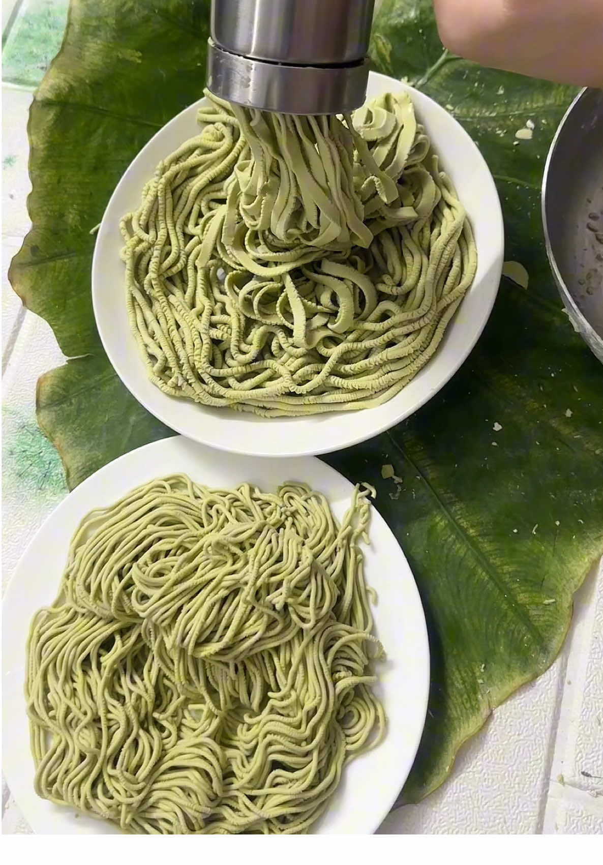 Khuôn làm bún tươi, bánh canh nui, mì , sợi phở. Bánh tráng tại nhà vừa sạch sẽ vệ sinh nữa nè. Khuôn làm bằng inox sáng bóng tay cầm xoay nhẹ nhàng. Có 5 đầu khuôn rất là tiện lợi luôn.#meconnhabegold😘 #khuonlambuntuoi #khuonlambunbanhcanhnui #khuonlambuntuoitainha #cuocsongthuongngay  @Mẹ Con Nhà Bé Gold 😘❤️  @Mẹ Con Nhà Bé Gold 😘❤️  @Mẹ Con Nhà Bé Gold 😘❤️ 