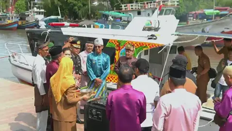 Tingkatkan Akses Layanan Kesehatan - Pemerintah Kabupaten Kayong Utara Serahkan Speedboat Ambulans untuk Puskesmas Padang. #DinkesKBKKU #KayongUtaraSehat #PelayananKesehatan #PuskesmasPadang  #fyp 