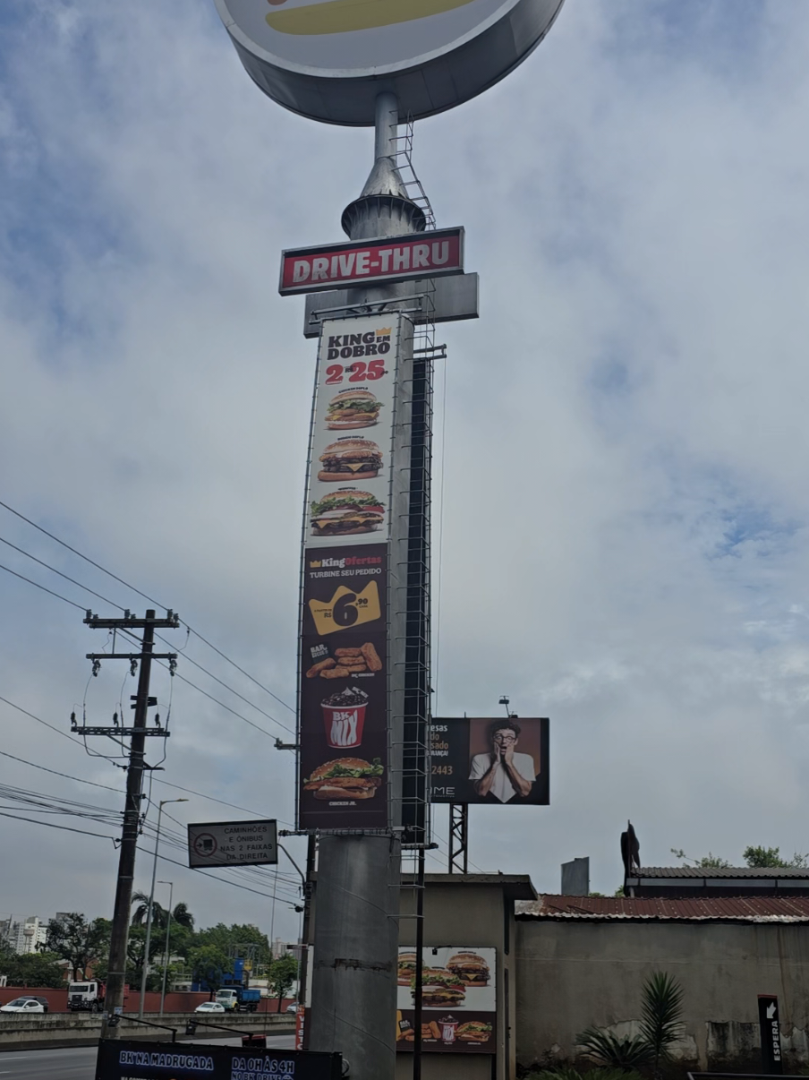 JÁ PENSOU TROCAR BOLETO POR HAMBÚRGUER  O Burger King anunciou uma ação inusitada que promete transformar o medo dos boletos em motivo de alegria. Nesta sexta-feira (31 de outubro), quem passar pelo drive-thru de uma das unidades participantes poderá garantir um Cheddar Duplo gratuito. 😋🔥 Para participar, é simples: 📄 Apresente um boleto físico ou digital (pago ou não) 💳 Mostre um documento com CPF A campanha é fruto de uma parceria entre o Burger King e o Serasa, que resolveram brincar com o “maior terror dos adultos”: as contas a pagar. Mas tem mais! 👀 Quem mostrar o aplicativo do Serasa instalado no celular e com cadastro ativo também leva uma batata frita média de graça. O app está disponível para Android e iOS. ⏰ A promoção é válida apenas no dia 31 de outubro, das 0h01 às 23h59, ou enquanto durarem os estoques. ⚠️ Limitada a um lanche e uma batata por carro e por CPF. Segundo o Burger King, mais de 200 lojas em todo o país participam da ação — a lista completa está disponível no site oficial da rede. 🎃 Então, se os boletos estão te assombrando... essa é a hora de usá-los pra algo bom: matar a fome com um Cheddar Duplo! 🍟🍔 #BurgerKing #Serasa #CheddarDuplo #HamburguerGratis #Promocao  