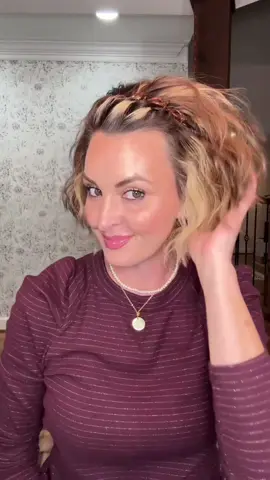 Loose Waves, Clip Headband 😍 and yes it’s easy to get out! #bobhairstyles #easyhairstyles #funhair 