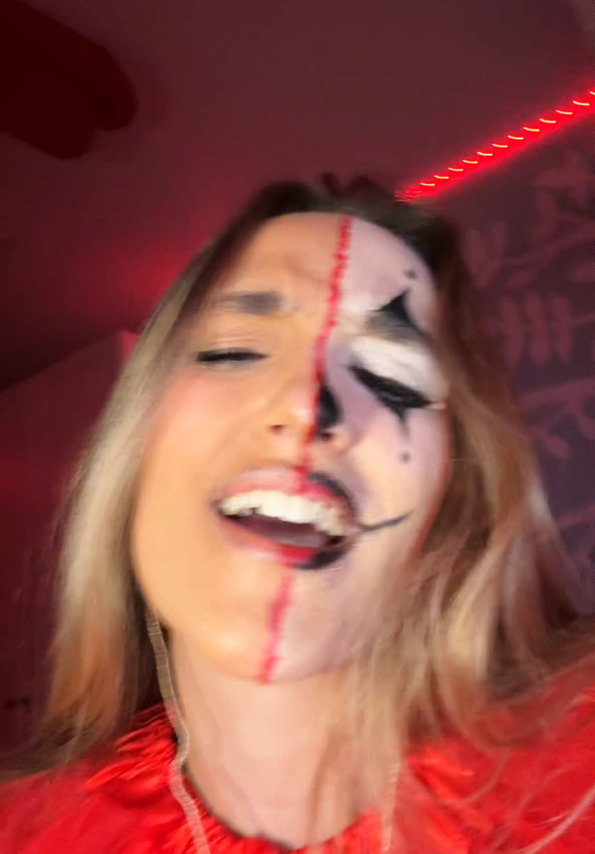 Quieres ser mi acompañante esta noche?🤍🖤❤️ 🤡 #halloween #twitch #kick #makeup #susto #sustos #girl #girls #foryou #parati #chicas #halloweenlook #halloweenmakeup #viral 