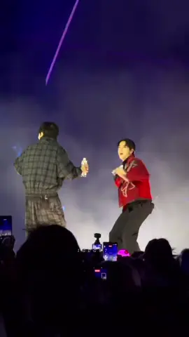 Reação de Jungkook quando Jin jogou água nele 😂😂😂😂 #show #RUNSEOKJIN_epTOUR_ECORE #Jin_TOUR_ENCORE #JUNGKOOK #jungkook