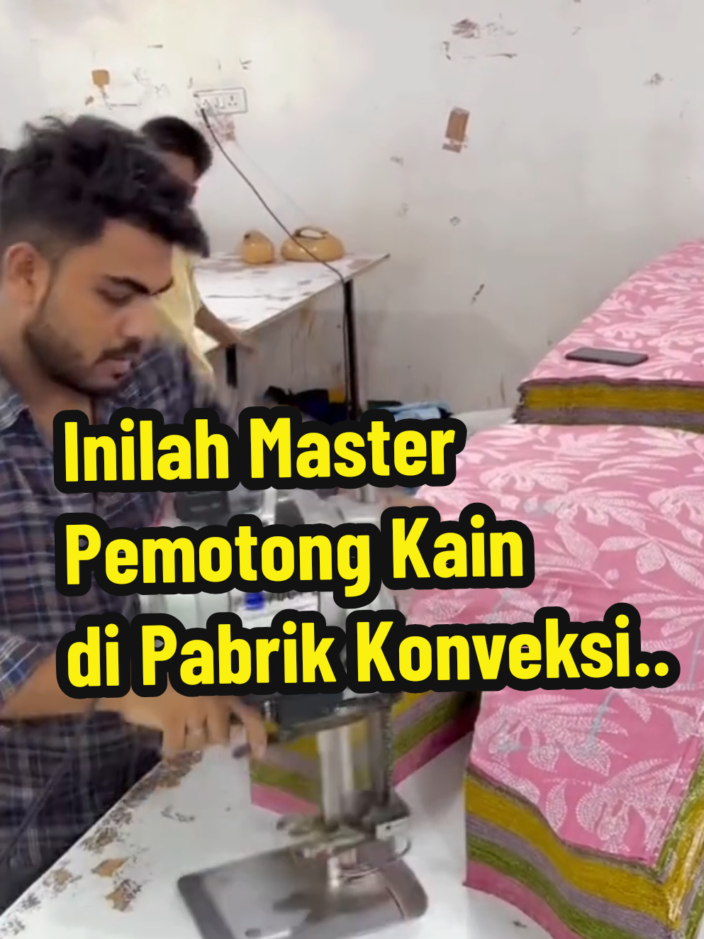 Pernahkah kamu bertanya-tanya bagaimana proses pembuatan pakaian di pabrik? Video ini akan membuka mata kamu! Lihatlah para master penjahit yang dengan tenang dan percaya diri memotong ratusan lapis kain sekaligus menggunakan mesin potong listrik. Dengan presisi sempurna, mereka mengikuti pola yang sudah digambar, menciptakan potongan-potongan baju yang identik dalam satu goresan. Tidak ada ruang untuk kesalahan—sebuah kesalahan kecil bisa berarti kerugian ribuan lembar kain. Namun, para pekerja ini bekerja dengan tenang, cepat, dan sangat terampil, seolah-olah ini adalah pekerjaan rutin sehari-hari. Mereka bukan hanya pekerja, tapi seniman industri yang telah mengasah kemampuan mereka selama bertahun-tahun. Saksikan keajaiban efisiensi dan ketepatan yang membuat dunia fashion berjalan! English - Ever wondered how clothes are made in a factory? This video will open your eyes! Watch master cutters calmly and confidently slice through hundreds of layers of fabric at once with an electric cutting machine. With perfect precision, they follow pre-drawn patterns to create identical garment pieces in a single stroke. There’s no room for error, one small mistake could mean losing thousands of yards of fabric. Yet, these workers operate with calm, speed, and incredible skill, as if this is just another day at the office. They’re not just laborers, they’re industrial artisans who have honed their craft over many years. Witness the magic of efficiency and accuracy that keeps the fashion world running! #MasterPenjahit #TeknikPotongKain #PabrikFashion #KeahlianIndustri #KerajinanTangan 