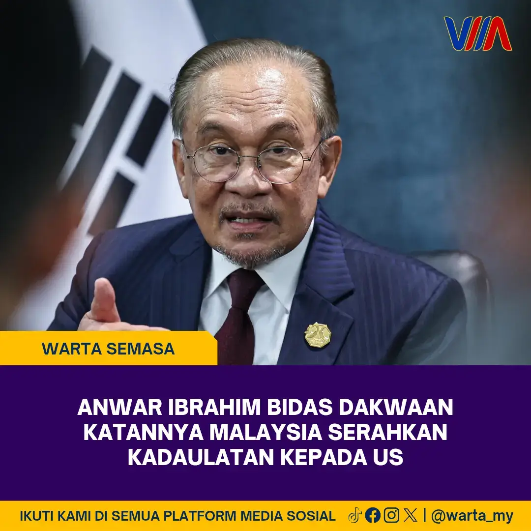 Perdana Menteri, Datuk Seri Anwar Ibrahim sekali lagi membidas dakwaan kononnya Malaysia menyerahkan kedaulatan kepada Amerika Syarikat (AS) susulan meratifikasi Perjanjian Perdagangan Timbal Balas (ART). Selain menyifatkan kritikan itu tidak berasas, satu pembohongan dan bersifat politik semata-mata, Anwar menegaskan bahawa perjanjian tersebut dimeterai atas kepentingan pelaburan dan perdagangan negara dan bukan kerana tunduk kepada mana-mana kuasa besar. “Kalau betul kita hanya bagi monopoli sepenuhnya kepada Amerika Syarikat, bagaimana boleh kita tandatangani FTA (perjanjian perdagangan bebas) dengan negara China? Dan bagaimana hari ini kita boleh bincang dengan JS Link, dengan Lynas, isu nadir bumi oleh syarikat Korea Selatan? “Saya fikir teras kerja kita adalah untuk memastikan Malaysia berjaya. Kita memerlukan pelaburan, kita memerlukan teknologi tinggi, kita memerlukan AI. Tidak kira sama ada dengan firma Amerika atau firma China atau firma Korea — kita perlu bersedia dan memastikan generasi muda kita mendapat manfaat daripadanya dan kita mempunyai kapasiti untuk menjadikan Malaysia sebuah negara yang sangat berjaya,” ujar beliau. Anwar berkata demikian ketika ditemui pemberita Malaysia selepas selasai hari pertama Mesyuarat Pemimpin-Pemimpin Ekonomi APEC (AELM) di Gyeongju, Korea Selatan pada Jumaat. Beliau menjelaskan bahawa ART mengandungi klausa keselamatan dan kepentingan nasional yang membolehkan Malaysia membuat keputusan berdasarkan undang-undang dan kepentingan sendiri. “Perjanjian-perjanjian ini bukan satu-satu di dunia. Semua negara ada rundingan dan ada ‘give and take’. Tapi kita jaga maruah kita,” katanya. Anwar menjawab isu itu sebagai reaksi balas kepada soalan media susulan kritikan yang dibuat dua bekas Perdana Menteri, Tun Dr Mahathir Mohamad dan Tan Sri Muhyiddin Yassin. Dr Mahathir menyifatkan ART Malaysia-AS itu sebagai satu penyerahan kebebasan ekonomi yang dibina dan telah pertahankan dengan susah payah. Manakala Muhyiddin pula mendakwa perjanjian itu mengandungi pelbagai peruntukan jerangkap samar atau bom jangka yang memudaratkan Malaysia di masa akan datang.