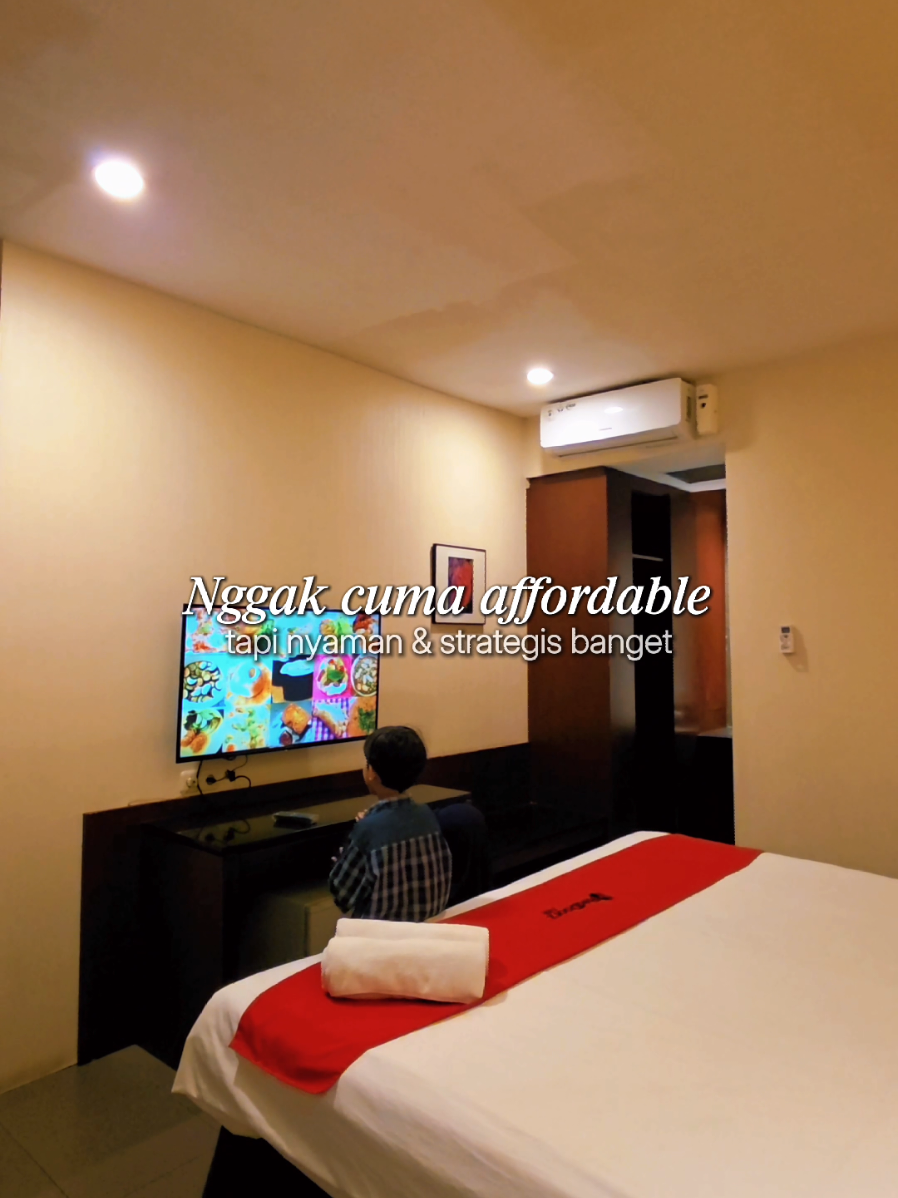 Semuanya deket banget kalau kalian nginep disini! Kenapa? Karena hotel ini ada di jalan utama Cipaganti.. Kalian mau kemana? Ciwalk? Dago? Lembang? atau malah ke arah pusat kota Bandung? semua deket dari sini.. Walaupun ini hotel affordable tapi nyaman banget! dari Lobby, Cafe, Working Space, sampai kamar semua bersih deh. Booking mudah dan hemat bisa langsung dari aplikasi RedDoorz (@reddoorzid )  saja.. Caranya : 1. Cari nama hotel : RedDoorz Plus @ Cipaganti Street 3 2. Tentukan tanggal menginap dan tipe kamar. 3. Masukan kode promo: YUKNGINEP 4. Selesaikan pembayaran. #redtravelers #reddoorz #reddoorzid  #bukasemuapintu #hotelbudget 