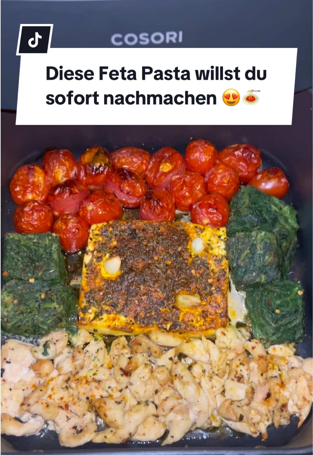 So cremig, so einfach und in nur 20 Minuten im Air Fryer fertig 🤤 Spinat, Hähnchen & Feta – die Kombi ist einfach perfekt ✨ Einmal probiert, wirst du’s immer wieder machen 🙌 ✅Zutaten: 200 g Hähnchenbrust, 1 Block Feta-Käse, 200 g Cherrytomaten, 4–5 Stück TK-Spinatwürfel oder ca. 100 g frischer Spinat, 2–3 Knoblauchzehen, 200 g Pasta (z. B. Rigatoni oder Penne), 1–2 EL Olivenöl, Salz, Pfeffer, Chiliflocken nach Geschmack ✅Zubereitung: Airfryer einstellen: Bei 175 °C ca. 20 Minuten garen, bis die Tomaten weich und der Feta cremig ist. In der Zwischenzeit die Pasta kochen. ✅Alles vermengen: Nach dem Garen die Tomaten, Spinat, Feta und Hähnchen im Korb vorsichtig mit einer Gabel zerdrücken und verrühren, bis eine cremige Sauce entsteht. Pasta hinzufügen und gut untermischen, bis alles schön cremig ist. #nudeln #airfryer #fetapasta #pastaliebe #rezeptidee
