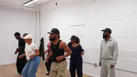 De Lubumbashi (Taba Congo) à Montréal aujourd’hui🇨🇦… À ce soir pour l’accomplissement, la reconnaissance et la grâce de Dieu. Chaque pas, chaque galère, chaque rire m’a conduit ici. Ce soir, ce n’est pas un hasard, c’est un rendez-vous avec le destin✊🏾 Merci à tous les immatures matures et les immatures immatures 🙏🏾