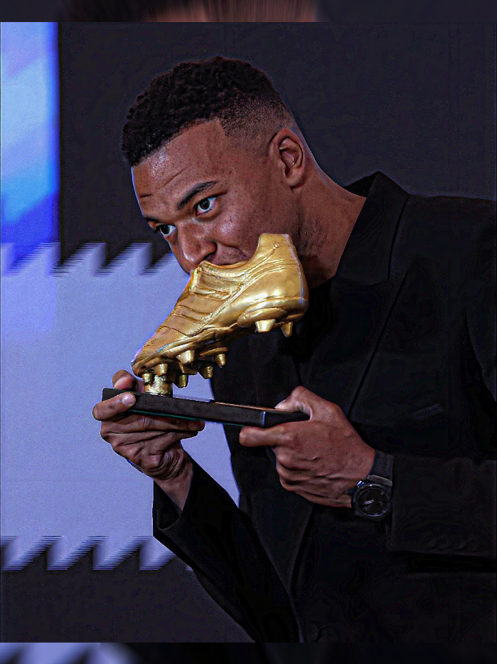 Mbappe baru saja menerima golden boot 2024/25 di Bernabeu🤍#kylianmbappé #realmadrid #goldenboot #fyppppppppppppppppppppppp 