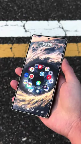 The circular hub setup — smoothest layout I’ve used. Drop “🔥” for the tutorial. #s25ultra #androidsetup #homescreen #minimalsetup #wallpapers 