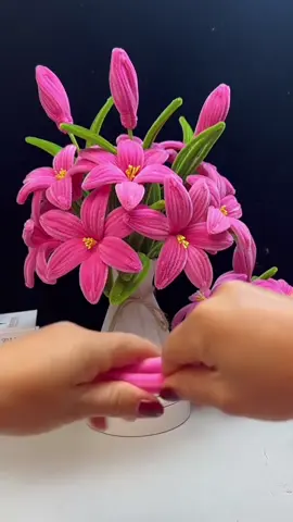 Handmade diy pipe cleaner lily flowers #DIY #gift #diyflower #diycrafts #flowercraft  