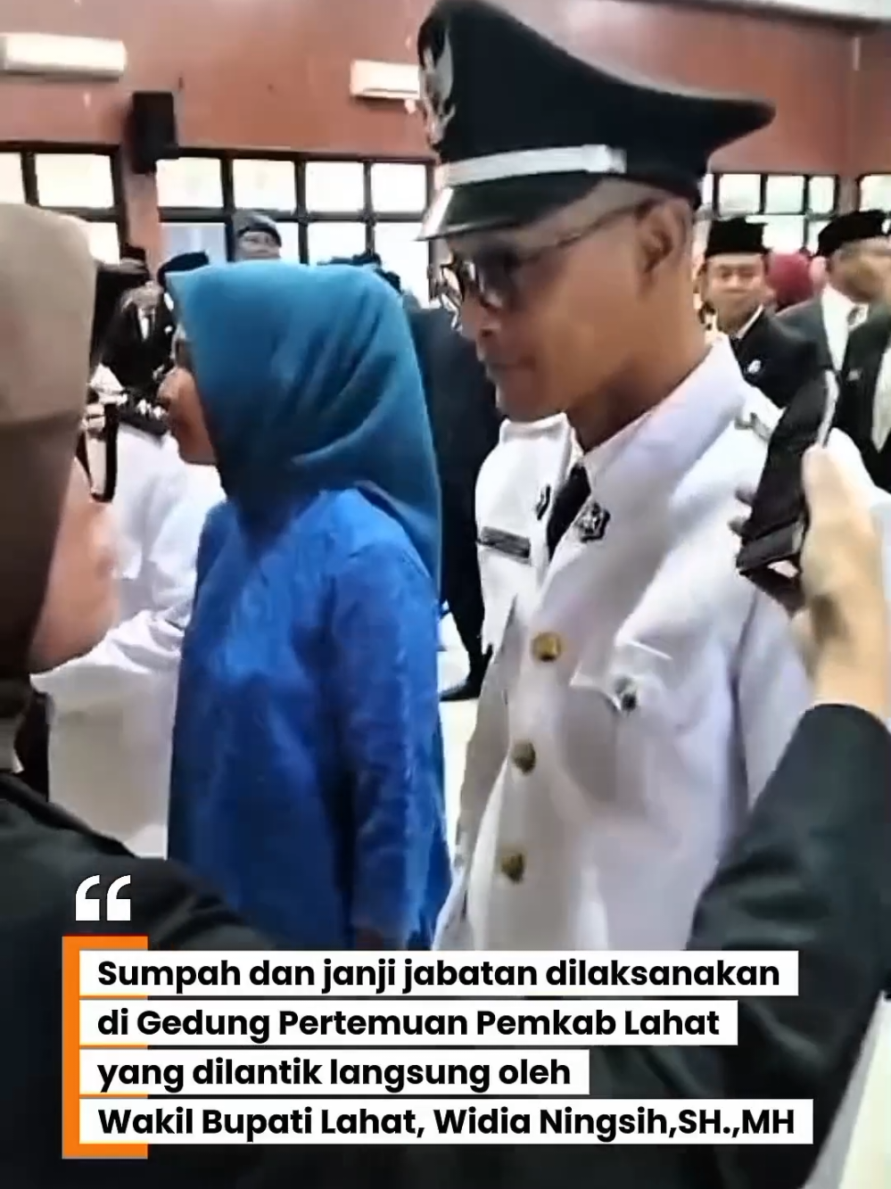 Delbet Widodo Resmi Dilantik Sebagai Lurah Bandar Jaya Lahat Pemerintah Kabupaten Lahat kembali melakukan perombakan jabatan atau rolling terhadap sejumlah pejabat di lingkungan ASN (Aparatur Sipil Negara). Rotasi ini merupakan bagian dari upaya pemerintah daerah untuk melakukan penyegaran dan meningkatkan kinerja pelayanan publik kepada masyarakat. Sebanyak 86 pejabat administrator dan pengawas resmi dilantik pada Selasa, 31 Desember 2025, bertempat di Gedung Pertemuan Pemerintah Kabupaten Lahat. Kegiatan pelantikan berlangsung khidmat dan tertib, disaksikan langsung oleh para kepala perangkat daerah, camat, serta undangan lainnya. Salah satu pejabat yang dilantik adalah Delbet Widodo,ST.,MM yang kini resmi menjabat sebagai Lurah Bandar Jaya, Kecamatan Lahat. Jabatan baru ini diharapkan menjadi amanah besar dalam mengemban tanggung jawab pelayanan kepada masyarakat, khususnya di wilayah Kelurahan Bandar Jaya. Prosesi pelantikan dipimpin langsung oleh Wakil Bupati Lahat,  Widia Ningsih,SH.,MH.  #fyp 