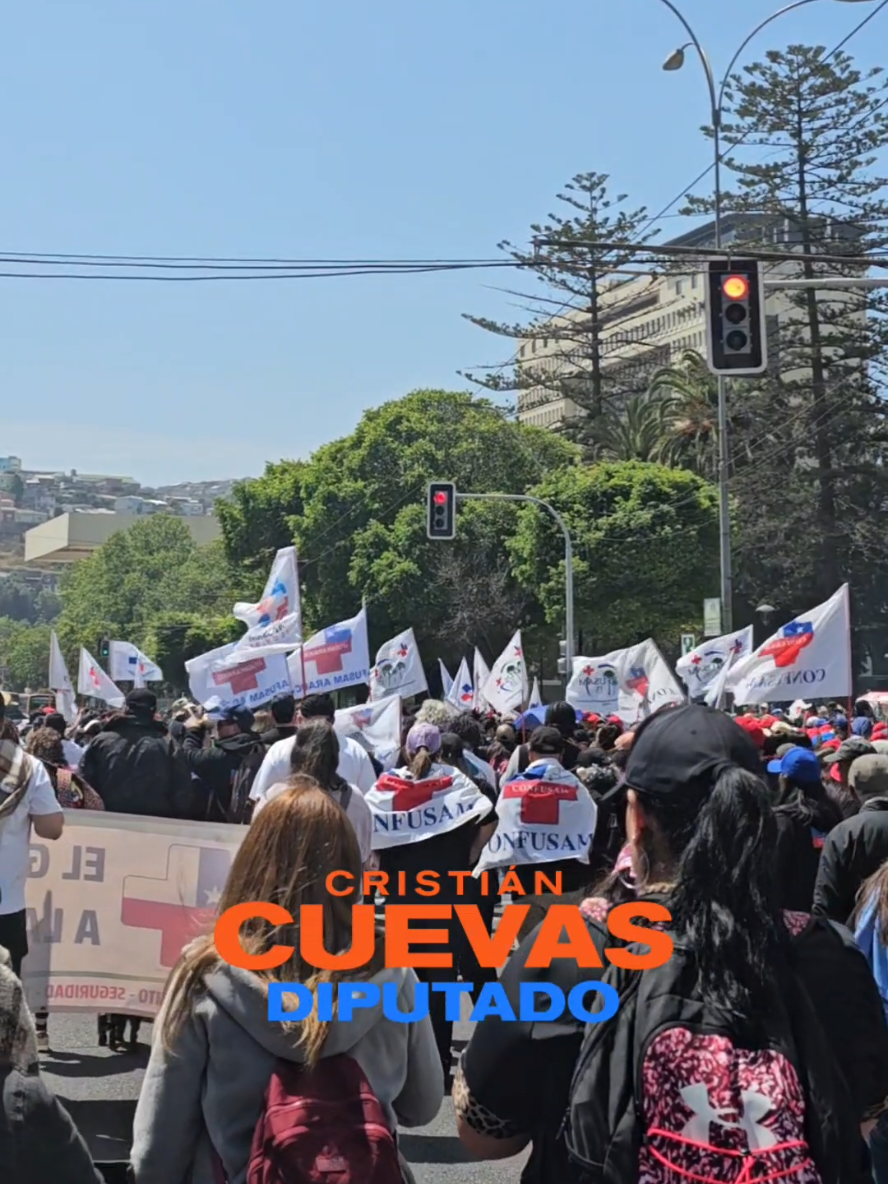 LA SALUD ES PRIMERO✊🏽 Durante las #movilizaciones de esta semana, hemos estado apoyando a funcionarias y funcionarios que han salido a manifestarse en contra del congelamiento presupuestario para la Atención Primaria. No podemos permitir que la salud de nuestras vecinas y vecinos se ponga en juego✊🏽✊🏽 ARRIBA LAS Y LOS QUE LUCHAN🧡 @Populares ✌️ #paratiiiiiiiiiiiiiiiiiiiiiiiiiiiiiii  #valparaiso #salud #dignidad 