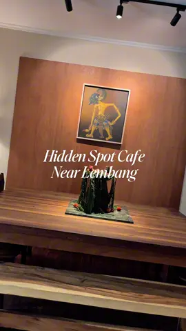 Duh sampe mati gaya selama di cafe aesthetic satu ini🥹 Cocok buat OOTD-an karena semua sudutnya aesthetic! Nah 5 menit dari cafenya ada penginapan aesthetic juga yang harganya 200ribuan yang nyaman buat istirahat. Biar lebih hemat, pesennya langsung lewat aplikasi RedDoorz, tambahin kode promo YUKNGINEP yaaa❤️ Save dulu postingannya, buat jadi rekomendasi kalo mau liburan ke Bandung! #RedTravelers #RedDoorz #staycationbandung #placetogobandung #coffeeshopbandung 