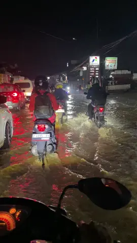 Cikarees lumayan genangannya  #banjir #baleendah #fypシ゚viral #banjirbandung #banjirbaleendah 