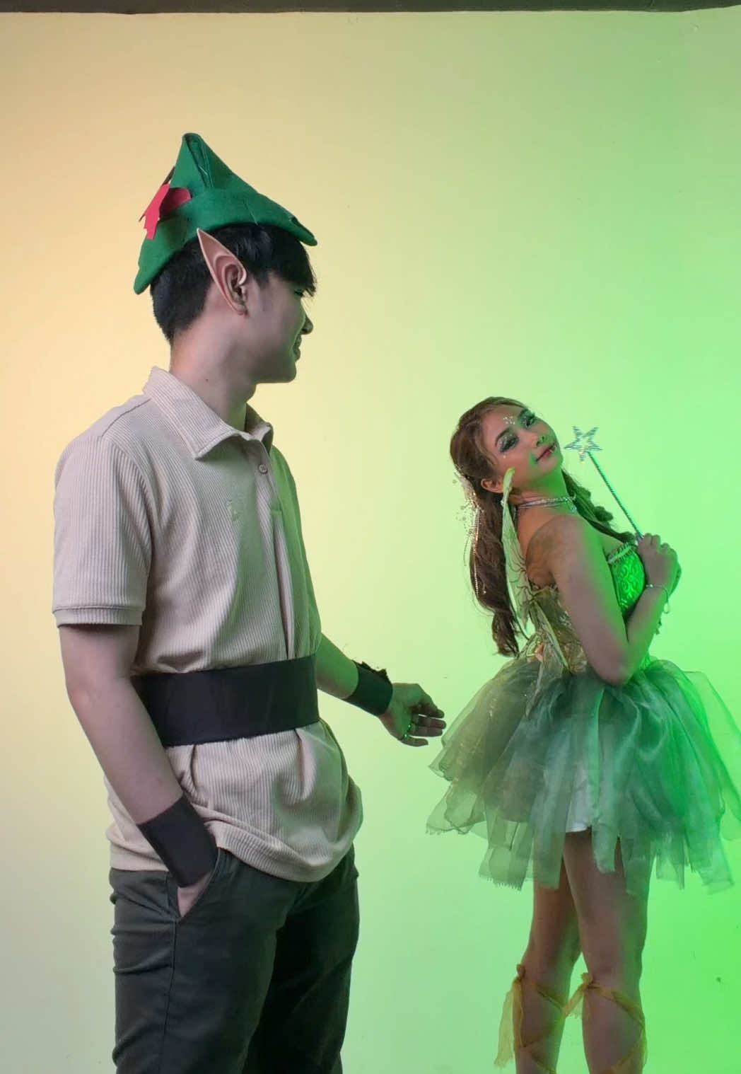 Peter Pan x Tinkerbell💚 #halloween #halloweenmakeup #couple 