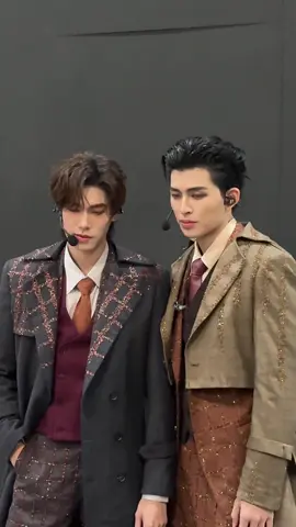 ขอบคุณทุกคนที่มาร่วมเดินทางใน #PondPhuwinFanconD1 วันนี้เป็นไงกันบ้าง สนุกกันไหมครับบบ แต่ความสนุกยังไม่หมดเพียงเท่านี้ พรุ่งนี้เก็บแรงไว้ให้พร้อม แล้วมาเดินทางกับพวกเรากันต่อนะครับ 🛤️✨ ‘POND PHUWIN Rendezvous FANCON’ 🚂  📌 Buy Live Streaming Tickets 👉 shorturl.at/ioGXu SEE YOU ON 1 - 2 NOV 2025 | Union Hall, Union Mall #GMMTV @ppnaravit @phuwintang 